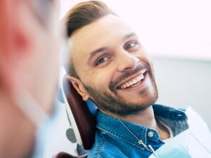 paciente sorrindo para o dentista